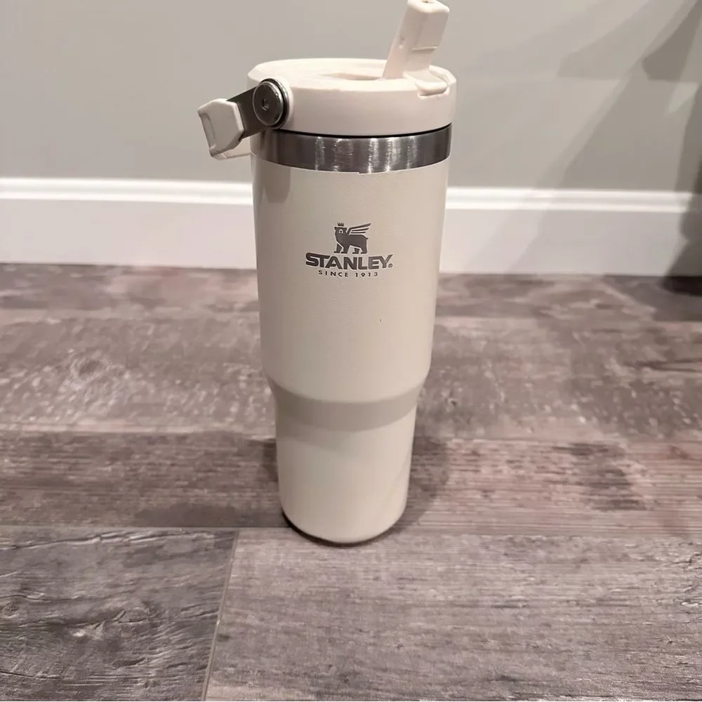 Stanley Cream THE ICEFLOW™ FLIP STRAW TUMBLER | 30 OZ - Picture 1 of 6